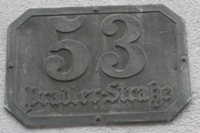 Pradler Straße 53 Altes Hausnummernschild Pradler Straße 53 mit niedrigem Kontrast und schwer lesbarer Schriftart